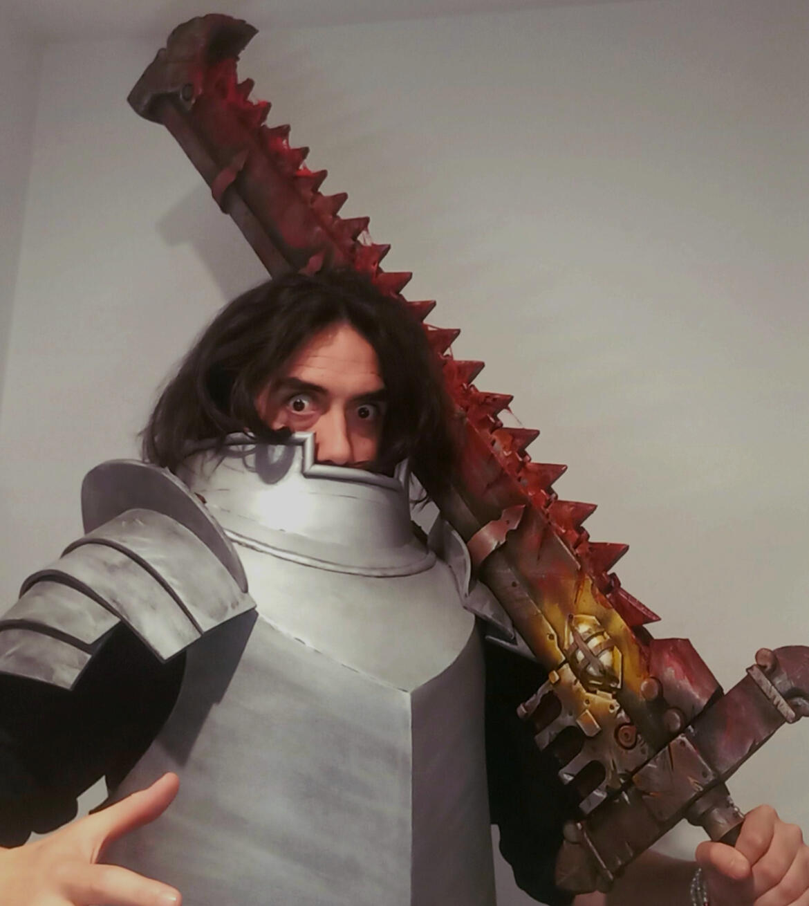 Myself wearing my Dungeon Meshi's Laios Touden armour, wielding my rendition of a Warhammer 40k Chainsword.